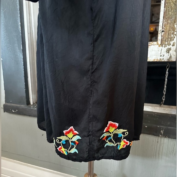 Johnny Was Black Floral Embroidered Blouse Suko V-neck Size 1X / XXL - Picture 10 of 11